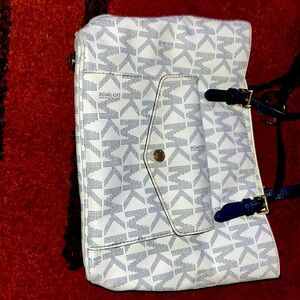 Michaelkors bag navy blue and white new verylightly been used in greatcondition